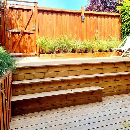 Modern Tarnby Studio With Lush Outdoor Space 코펜하겐
