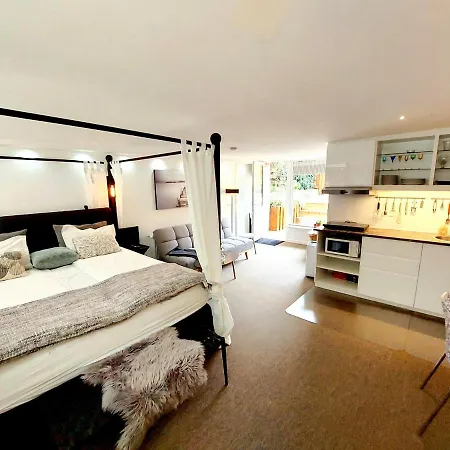 아파트 Modern Tarnby Studio With Lush Outdoor Space *