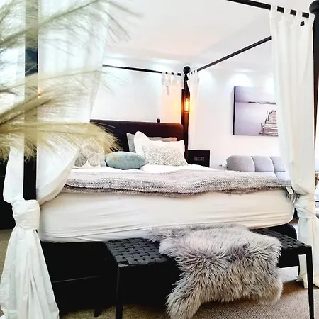 Modern Tarnby Studio With Lush Outdoor Space 아파트