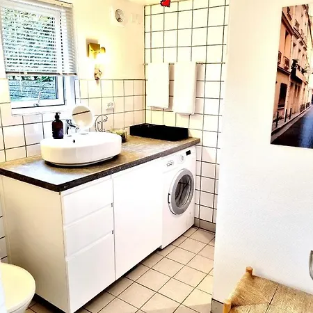 Modern Tarnby Studio With Lush Outdoor Space 코펜하겐