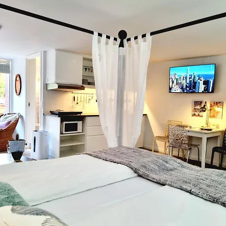 Modern Tarnby Studio With Lush Outdoor Space 아파트