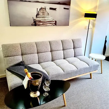 Modern Tarnby Studio With Lush Outdoor Space 코펜하겐