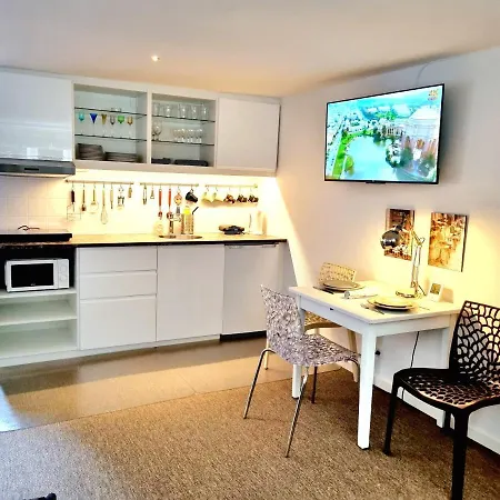 Modern Tarnby Studio With Lush Outdoor Space 아파트 *